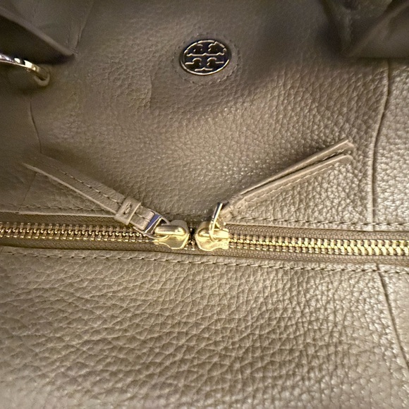 2 Tori Burch hand bags . New, spacious , casual, beautiful colors. - Picture 6 of 16